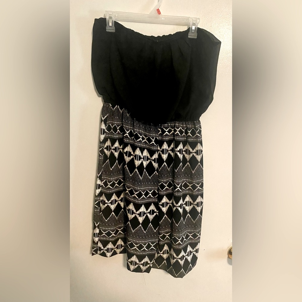 Liberty Love black and white strapless jumper. Size large.